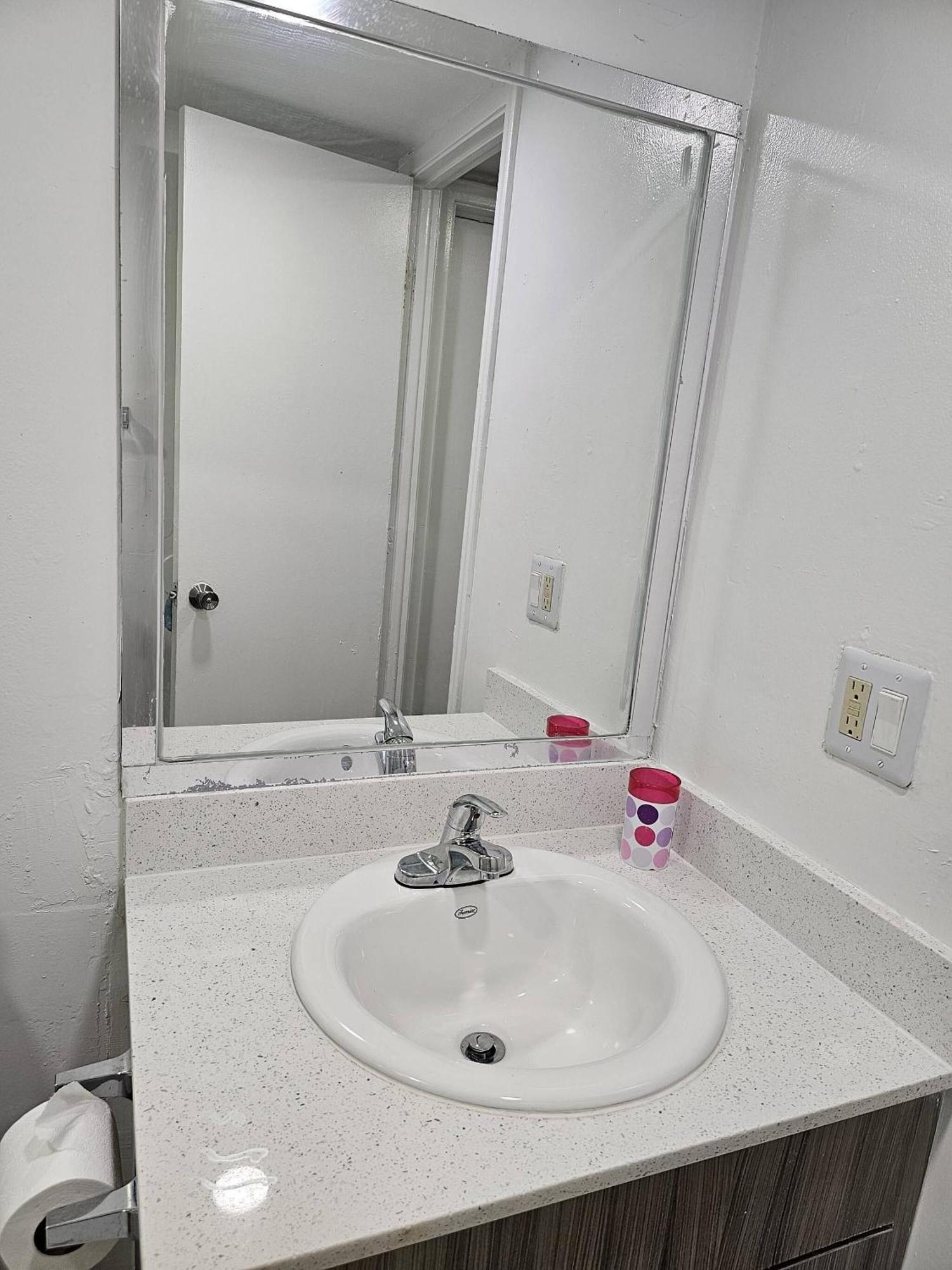 Room In Apartment - The Sample Rd Retreats ポンパノビーチ エクステリア 写真